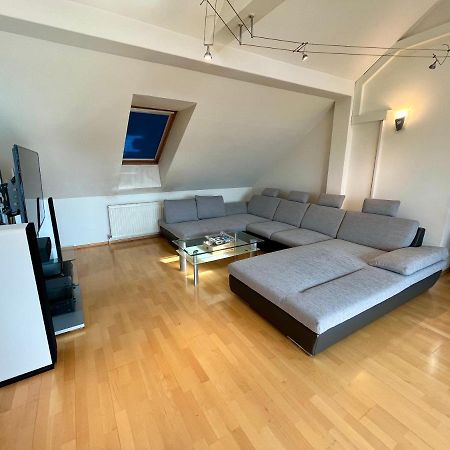 Atemberaubendes Loft Mit Pool Apartment Wina Bagian luar foto