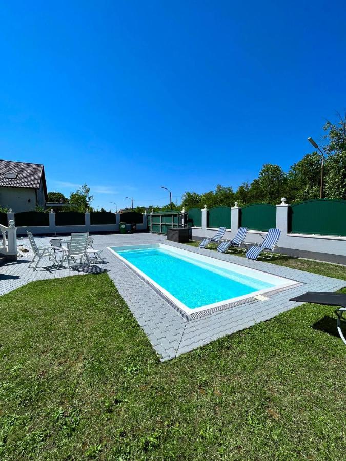 Atemberaubendes Loft Mit Pool Apartment Wina Bagian luar foto