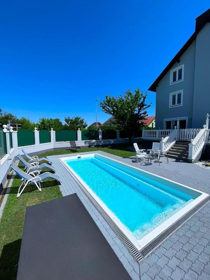 Atemberaubendes Loft Mit Pool Apartment Wina Bagian luar foto