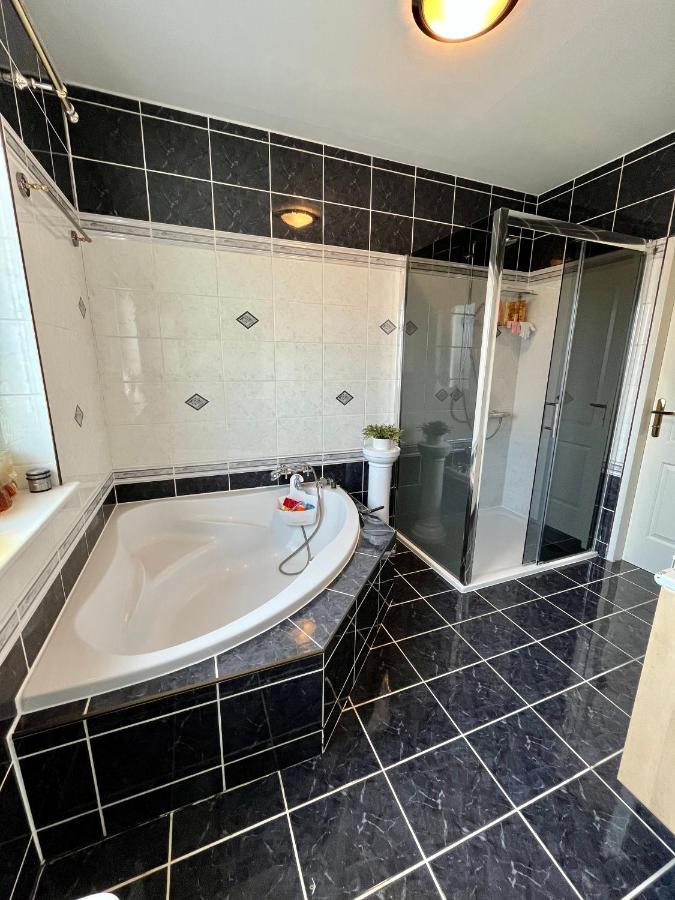 Atemberaubendes Loft Mit Pool Apartment Wina Bagian luar foto